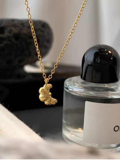 Croissant necklace collarbone chain for women